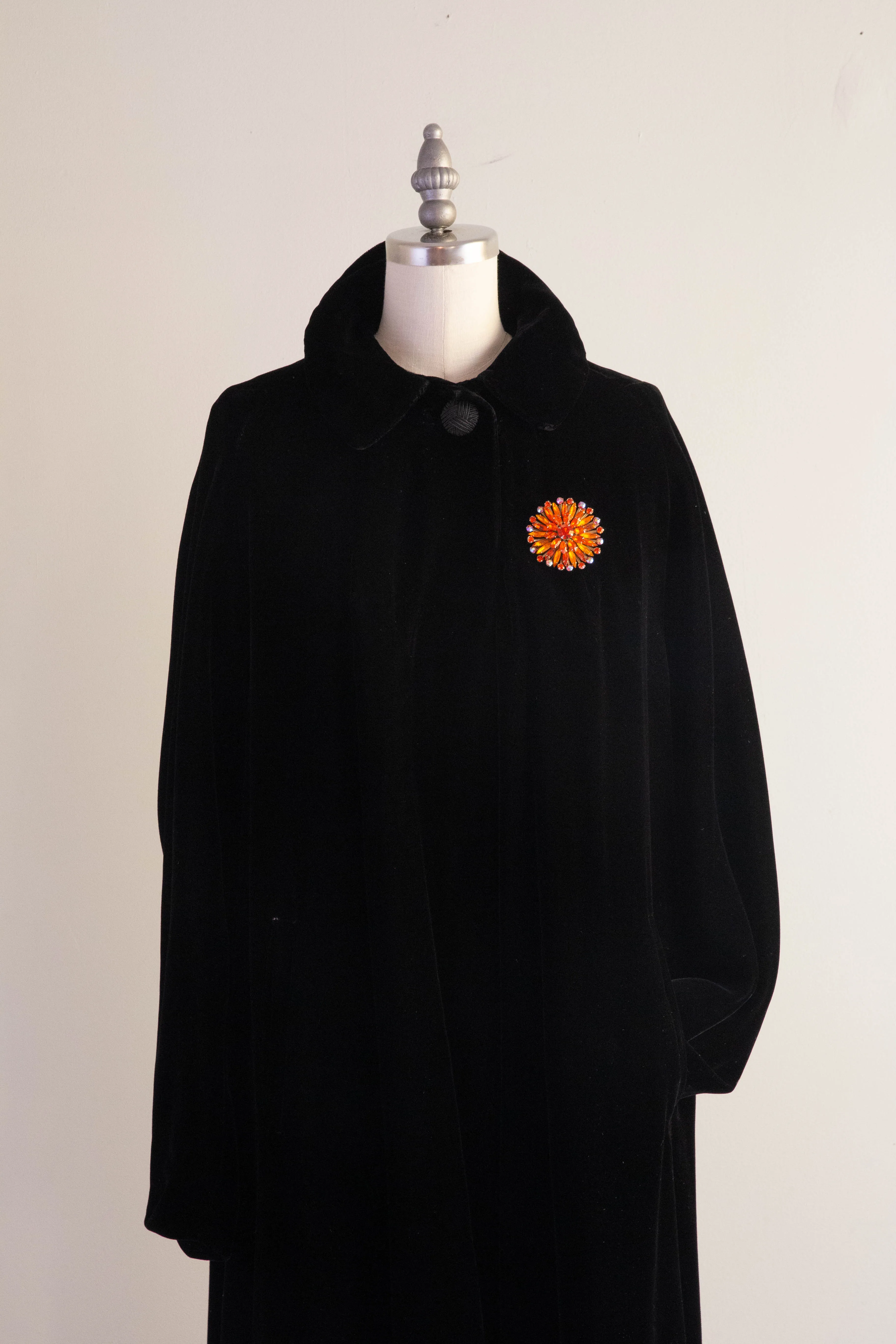 Vintage 1950's Black Velvet Swing Coat / ML