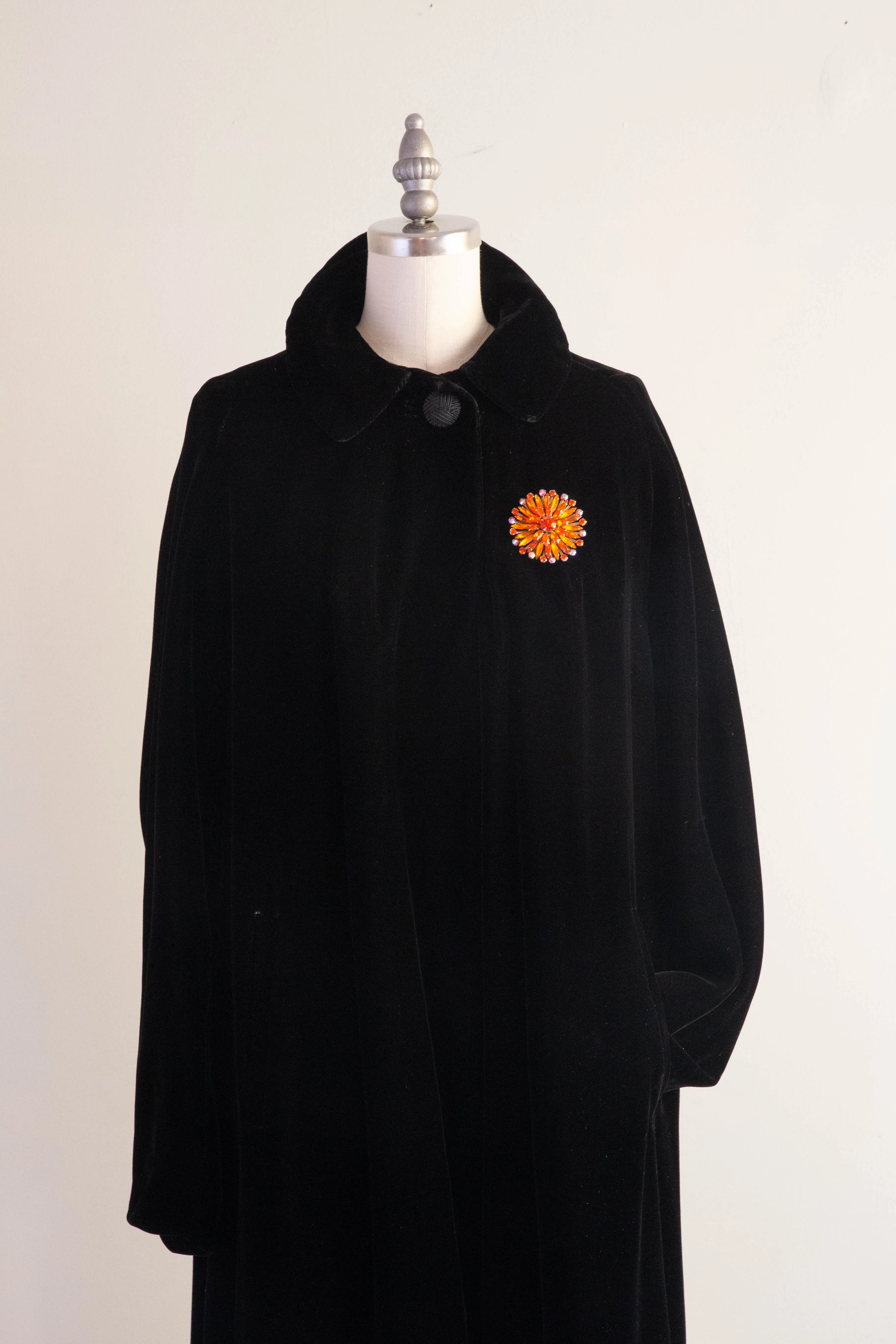 Vintage 1950's Black Velvet Swing Coat / ML