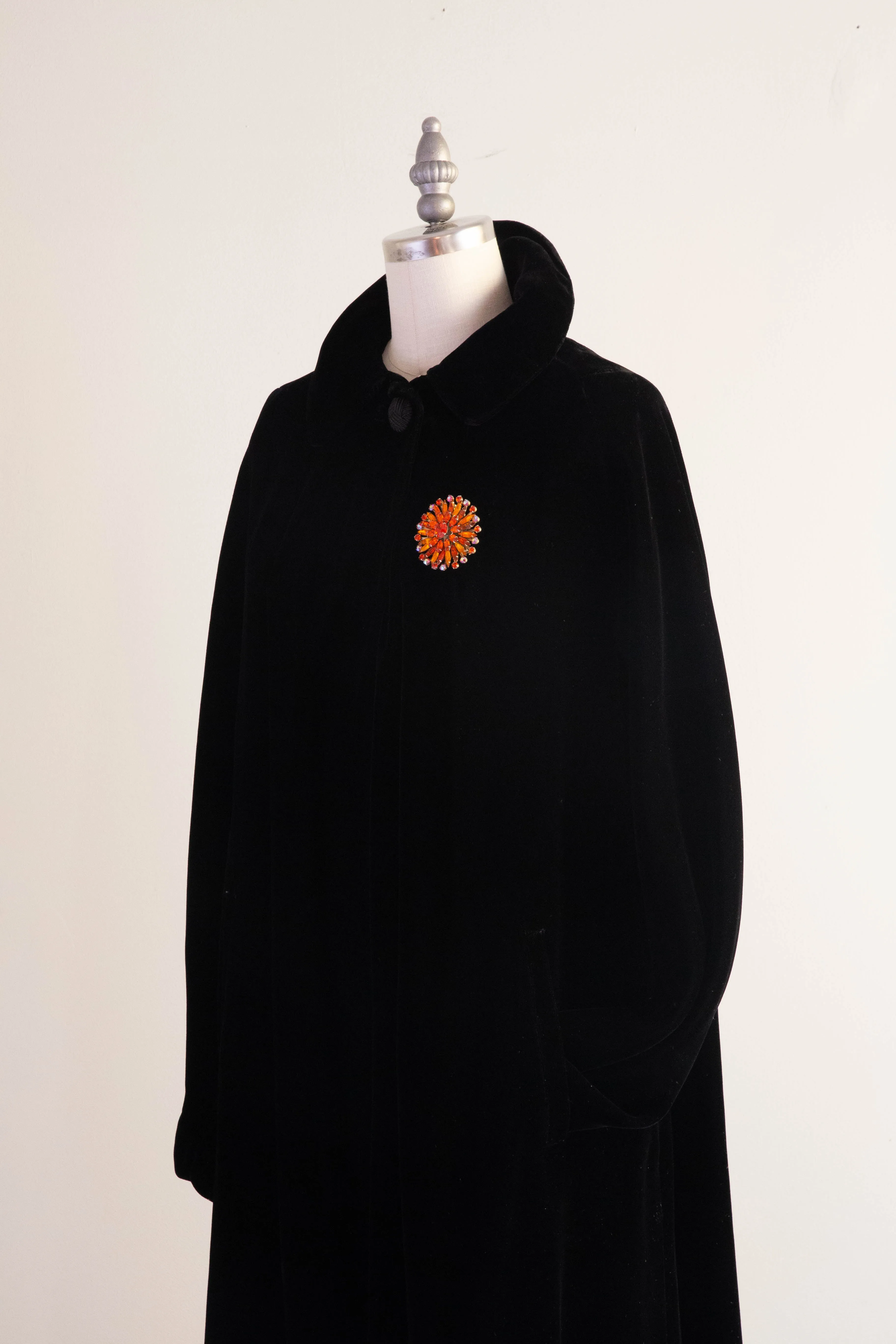 Vintage 1950's Black Velvet Swing Coat / ML