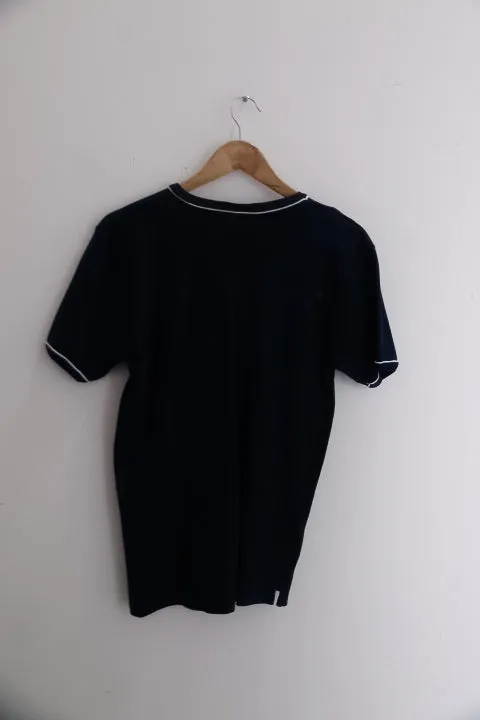 Vintage Ireland est.122 print navy blue v-neck medium tees