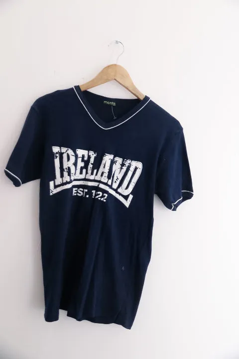 Vintage Ireland est.122 print navy blue v-neck medium tees